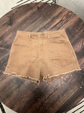 Listicle High-Waist Frayed Hem Shorts in Tan